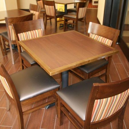 Hampton Inn & Suites Oxford-Anniston Restaurant photo